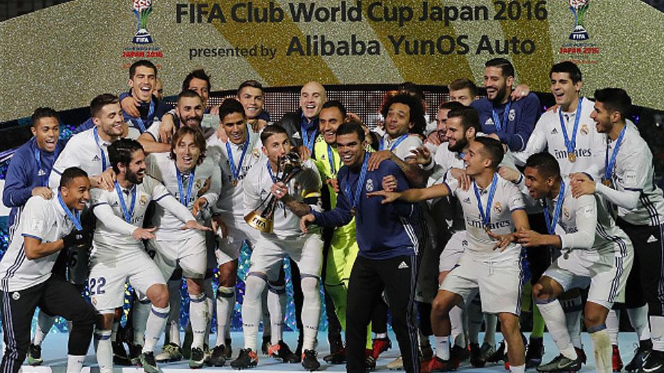 Para pemain Real Madrid merayakan keberhasilan mereka menjuarai Piala Antar Klub Dunia 2016.